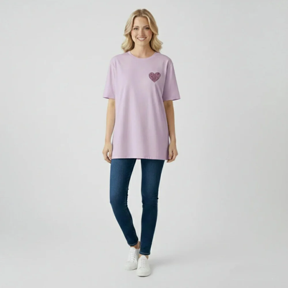 Oversize Panter Desenli Kalp Logolu Pembe Tişört – Pamuk Penye, Unisex Günlük T-Shirt